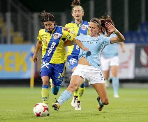 SOCCER - CL women, St.Poelten vs Man.City SANKT POELTEN,AUSTRIA,04.OCT.17 - SOCCER - UEFA Champions League, women, SKN Sankt Poelten vs Manchester City. Image shows Mateja Zver (St.Poelten) and Louise Jill Scott (Manchester City). GEPAxpictures xWalterxLuger