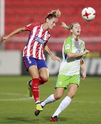 Atletico de Madrid s Angela Sosa (l) and VfL Wolfsburg s Lara Dickenmann during UEFA Womens Champions League 2017 2018, 1 16 Final, 1st match. October 4,2017.  (20171004129)