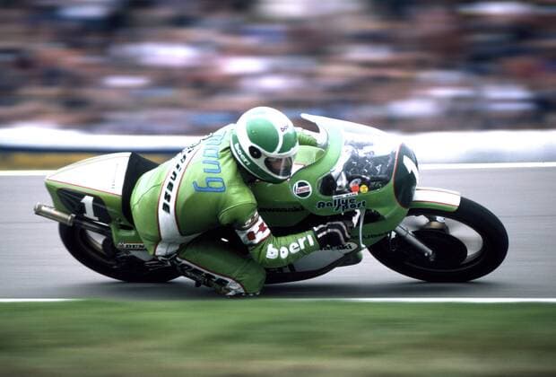 Toni Mang GER konnte 1981 auf Kawasak ivon 12 WM-Rennen 10 gewinnen und wurde damit unangefochten Weltmeister in der Klasse 250cc HIER im Bild beim Rennen in Assen