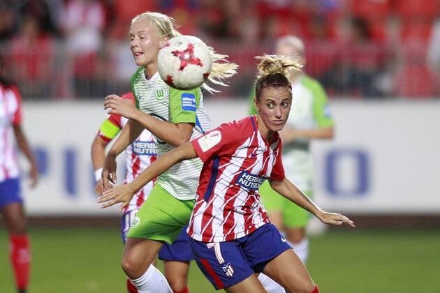 Atletico de Madrid s Angela Sosa (r) and VfL Wolfsburg s Pernille Harden during UEFA Womens Champions League 2017 2018, 1 16 Final, 1st match. October 4,2017.  (20171004237)