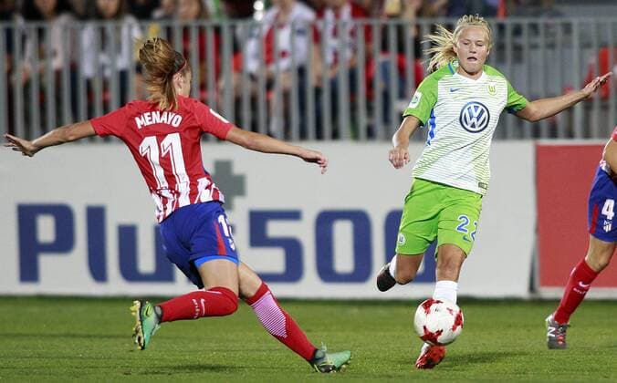 Atletico de Madrid s Carmen Menayo (l) and VfL Wolfsburg s Pernille Harden during UEFA Womens Champions League 2017 2018, 1 16 Final, 1st match. October 4,2017.  (20171004271)