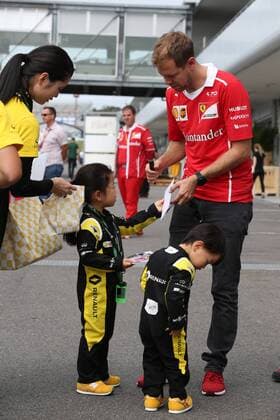 05.10.2017- Sebastian Vettel (GER) Scuderia Ferrari SF70H with young fans Japanese Grand Prix, Suzuka 05 - 08 October 2017 05.10.2017- Sebastian Vettel (GER) Scuderia Ferrari SF70H with young fans 
