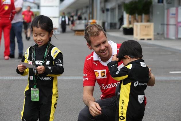 05.10.2017- Sebastian Vettel (GER) Scuderia Ferrari SF70H with young fans Japanese Grand Prix, Suzuka 05 - 08 October 2017 05.10.2017- Sebastian Vettel (GER) Scuderia Ferrari SF70H with young fans 
