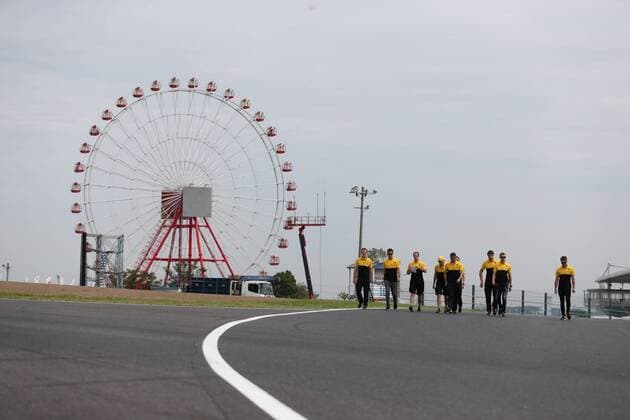 05.10.2017- Jolyon Palmer (GBR) Renault F1 Team RS17 walks the circuit Japanese Grand Prix, Suzuka 05 - 08 October 2017 05.10.2017- Jolyon Palmer (GBR) Renault Sport F1 Team RS17 walks the circuit 
