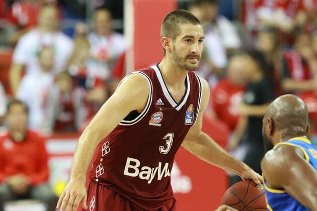 Braydon Hobbs (FC Bayern) am Ball Basketball BBL FC Bayern Basketball - Löwen Braunschweig 03.10.2017