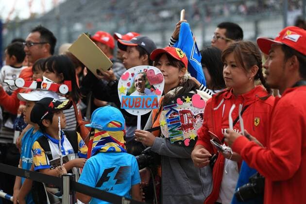 5th October 2017, Suzuka Circuit, Suzuka, Japan; Japanese Formula One Grand Prix, Thursday Setup and press conference PK Pressekonferenz Fans in the pit lane and leave items for team and drivers  ActionPlus11937632