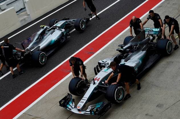 Lewis Hamilton (GB 44), Mercedes AMG Petronas Motorsport, Valtteri Bottas (FIN 77), Mercedes AMG Petronas Motorsport, Grosser Preis von Japan 2017, Vorbereitungen, Motorsport, Formel 1, 24.08.2017, Suzuka Copyright: xAndre Eibner-Pressefotox EP_JAE