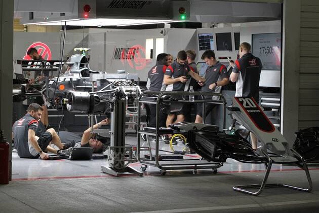 05.10.2017- mechanics works on Kevin Magnussen (DEN) Haas F1 Team VF-17 Japanese Grand Prix, Suzuka 05 - 08 October 2017 05.10.2017- mechanics works on Kevin Magnussen (DEN) Haas F1 Team VF-17 