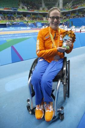RIO DE JANEIRO , 10-09-2016 , zwemmen, Paralympische Zomerspelen 2016 , Barra , Olympic Aquatics Stadium , vrouwen, 50 meter rugslag S3, finale , Lisette Teunissen wint brons PS 2016 zwemmen finales 10-09-2016