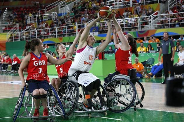 RIO DE JANEIRO , 16-09-2016, Paralympische Zomerspelen 2016 , Olympisch Park, Olympic Arena, rolstoelbasketbal , finale om het brons, Nederland - Groot Brittannie 76 - 34 , Nederland wint Brons . Mariska Beijer (m) tussen Helen Freeman (l) en Jordanna Bartlett (r) PS 2016 Brons rolstoelbasketbalsters Nederland