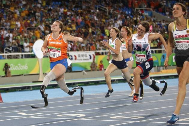 RIO DE JANEIRO , 17-09-2016 , atletiek , Paralympische Zomerspelen 2016 , Olympisch Stadion , vrouwen, 100 meter T44, finale , Marlou van Rhijn wint goud . ze is de Duitser Irmgard Bensusan (r) 0,02 sec te snel af PS 2016 atletiek 17-09-2016