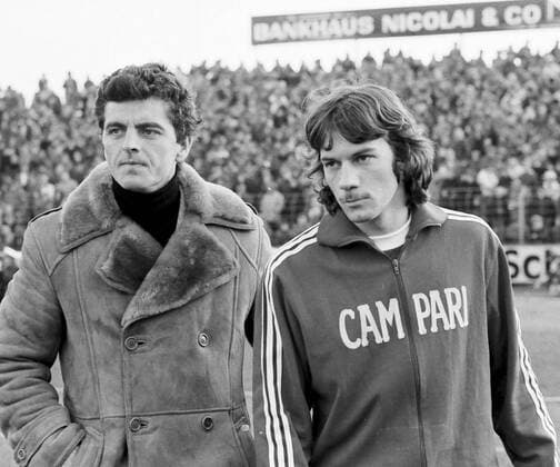 Aus 1. BL Saison 1977 1978 Eintracht Braunschweig gegen den 1. FC Kaiserslautern 3:1 am 10.12.1977 im Eintracht Stadion. Im Foto: FC Trainer Erich Ribbeck mit Jürgen Groh