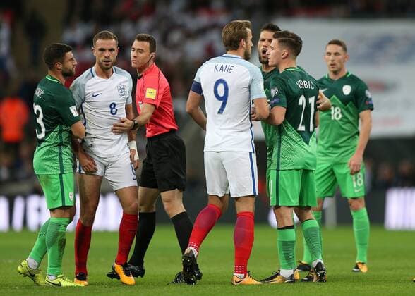 Bilder des Tages - SPORT 5th October 2017, Wembley Stadium, London, England; FIFA World Cup WM Weltmeisterschaft Fussball Qualification, England versus Slovenia; Harry Kane, the England captain squares up to Bostjan Cesar of Slovenia after a rough challenge on Jordan Henderson of England as Referee Felix Zwayer (GER) attempts to calm all players involved  ActionPlus11937828