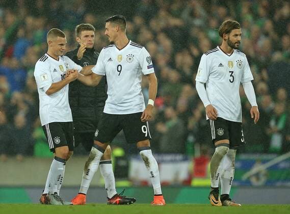 05.10.2017, Fussball Qualifikation Weltmeisterschaft 2018, 9. Spieltag Gruppe C, Nordirland - Deutschland im Windsor Park Stadium Belfast. Schlussjubel Deutschland , v.l. Joshua Kimmich (Deutschland) , Thomas Müller (Deutschland) , Sandro Wagner (Deutschland) , Marvin Plattenhardt (Deutschland) 