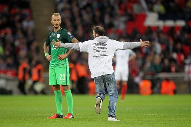 Bilder des Tages - SPORT England v Slovenia 2018 FIFA World Cup WM Weltmeisterschaft Fussball Qualifying The match was halted by a pitch invader from the England section during the 2018 FIFA World Cup Qualifying match at Wembley Stadium, London, UK. Content Not Available For UK Newspapers Copyright: xPaulxChestertonx FIL-10770-0073