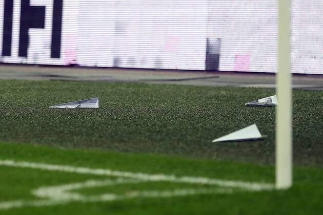 Bilder des Tages - SPORT England v Slovenia 2018 FIFA World Cup WM Weltmeisterschaft Fussball Qualifying Bored and frustrated England fans threw paper aeroplanes onto the pitch to amuse themselves during the 2018 FIFA World Cup Qualifying match at Wembley Stadium, London, UK. Content Not Available For UK Newspapers Copyright: xPaulxChestertonx FIL-10770-0080