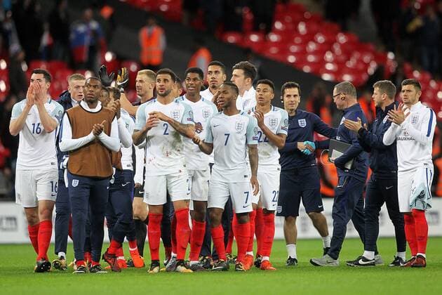 England v Slovenia 2018 FIFA World Cup WM Weltmeisterschaft Fussball Qualifying The England players applaud the fans at the end of the 2018 FIFA World Cup Qualifying match at Wembley Stadium, London, UK. Content Not Available For UK Newspapers Copyright: xPaulxChestertonx FIL-10770-0132