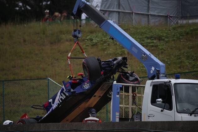 06.10.2017- Free Practice 1, Carlos Sainz Jr (ESP) Scuderia Toro Rosso STR12 on the tow truck after the crash Japanese Grand Prix, Suzuka 05 - 08 October 2017 06.10.2017- Free Practice 1, Carlos Sainz Jr (ESP) Scuderia Toro Rosso STR12 on the tow truck after the crash 