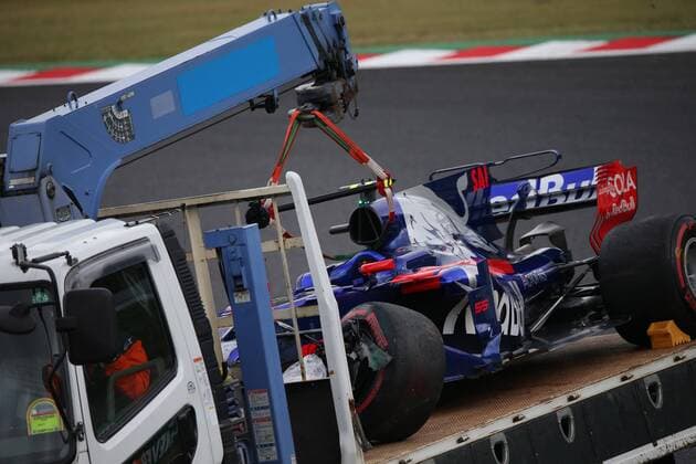 06.10.2017- Free Practice 1, Carlos Sainz Jr (ESP) Scuderia Toro Rosso STR12 on the tow truck after the crash Japanese Grand Prix, Suzuka 05 - 08 October 2017 06.10.2017- Free Practice 1, Carlos Sainz Jr (ESP) Scuderia Toro Rosso STR12 on the tow truck after the crash 