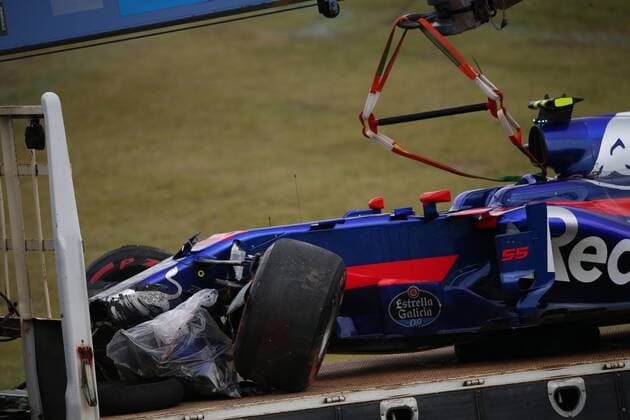 06.10.2017- Free Practice 1, Carlos Sainz Jr (ESP) Scuderia Toro Rosso STR12 on the tow truck after the crash Japanese Grand Prix, Suzuka 05 - 08 October 2017 06.10.2017- Free Practice 1, Carlos Sainz Jr (ESP) Scuderia Toro Rosso STR12 on the tow truck after the crash 