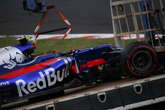 06.10.2017- Free Practice 1, Carlos Sainz Jr (ESP) Scuderia Toro Rosso STR12 on the tow truck after the crash Japanese Grand Prix, Suzuka 05 - 08 October 2017 06.10.2017- Free Practice 1, Carlos Sainz Jr (ESP) Scuderia Toro Rosso STR12 on the tow truck after the crash 