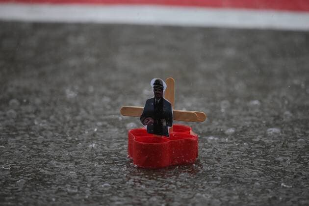 06.10.2017- Free Practice 2, Teams make toy-boat and play with it in the rain Japanese Grand Prix, Suzuka 05 - 08 October 2017 06.10.2017- Free Practice 2, Teams make toy-boat and play with it in the rain 