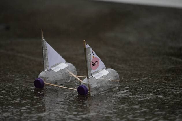 06.10.2017- Free Practice 2, Teams make toy-boat and play with it in the rain Japanese Grand Prix, Suzuka 05 - 08 October 2017 06.10.2017- Free Practice 2, Teams make toy-boat and play with it in the rain 