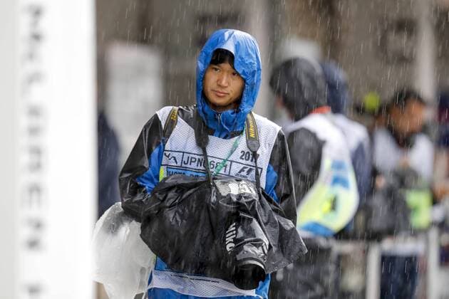 Bilder des Tages - SPORT Motorsports: FIA Formula One World Championship WM Weltmeisterschaft 2017, Grand Prix of Japan, photographer in rain Suzuka Japan