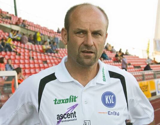 Aus 2. BL Eintracht Braunschweig (Gelb) gegen Karlsruher SC (weiss) 2-2 am 22.09.2006 im Eintracht Stadion. KSC Trainer Edmund Becker vorm Spiel.