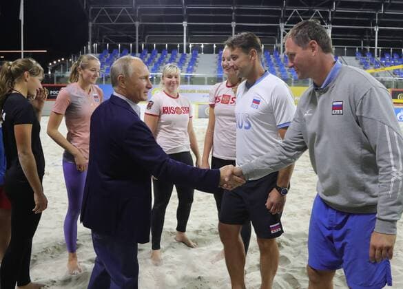 SOCHI, RUSSIA - OCTOBER 6, 2017: Russia s President Vladimir Putin (L front) meets with members of the Russian national Beach volleyball Beachvolleyball team at Sochi s Inn Hotel and Wellness Centre. Mikhail Klimentyev Russian Presidential Press and Information Office TASS  TS06383C