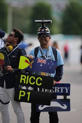 07.10.2017- Daniel Ricciardo (AUS) Red Bull Racing RB13 fans Japanese Grand Prix, Suzuka 05 - 08 October 2017 07.10.2017- Daniel Ricciardo (AUS) Red Bull Racing RB13 fans 