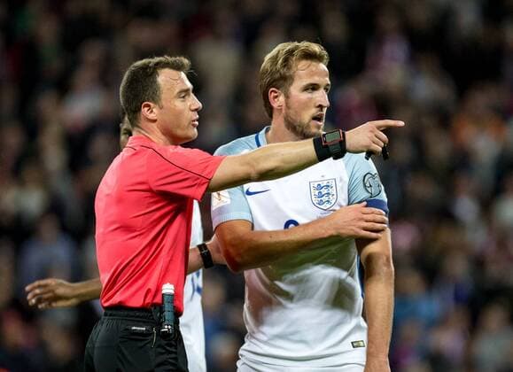England v Slovenia 2018 FIFA World Cup WM Weltmeisterschaft Fussball Qualifying Referee Felix Zwayer (Germany) asks Harry Kane of England to put the corner flag back during the 2018 FIFA World Cup Qualifying match at Wembley Stadium, London, UK Content Not Available For UK Newspapers Copyright: xLiamxMcAvoyx FIL-10771-0145