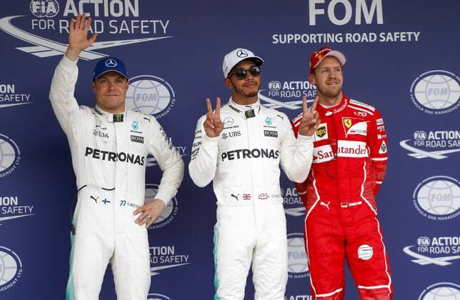 Motorsports: FIA Formula One World Championship WM Weltmeisterschaft 2017, Grand Prix of Japan, 77 Valtteri Bottas (FIN, Mercedes AMG Petronas) 44 Lewis Hamilton (GBR, Mercedes AMG Petronas Formula One Team), 5 Sebastian Vettel (GER, Scuderia Ferrari), Suzuka Japan
