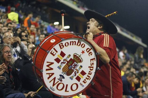 BARCELONA, 13-11-2015. Jose Rico Perez Stadium, International Friendly Länderspiel match. 2015 2016, played in Alicante. Spain 2-0 England. Famous spanish fan Manolo el del Bombo. Spain - England