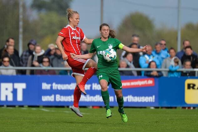 Leonie Maier (FC Bayern Muenchen, Leo Maier) gegen Svenja Herle (SV Alberweiler) Alberweiler, Deutschland, 07.10.2017, Fussball, DFB-Pokal der Frauen, SV Alberweiler - FC Bayern München, xklx