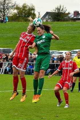GER, DFB Pokal, SV Alberweiler vs FC Bayern München 07.10.2017, Hessenbühl-Arena, Alberweiler, GER, DFB Pokal, SV Alberweiler vs FC Bayern München, im Bild Carina Wenninger (Muenchen 19), Tamara Würstle Wuerstle (Alberweiler 8) nordphotoxHafner nph00200