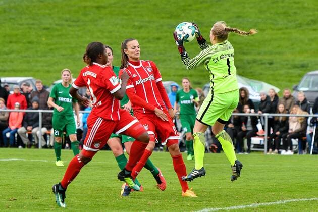 GER, DFB Pokal, SV Alberweiler vs FC Bayern München 07.10.2017, Hessenbühl-Arena, Alberweiler, GER, DFB Pokal, SV Alberweiler vs FC Bayern München, im Bild Lineth Beerensteyn (Muenchen 6), Lucie Vonkova (Muenchen 13), Melanie Geiselhart (Alberweiler 1) nordphotoxHafner nph00200