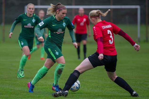 v.li.: Meggie Schröder (Schroeder, SV Werder Bremen, 27) im Zweikampf, Duell mit Janine Budde (TSV Limmer, 3), Fussball, DFB-Pokal der Frauen, TSV Limmer - SV Werder Bremen, xobx