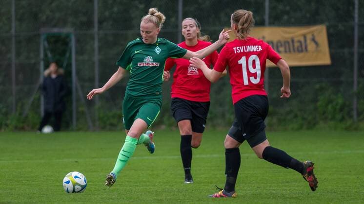 v.li.: Lina Hausicke (SV Werder Bremen, 18) am Ball, Aktion, Action, Denise Baar (TSV Limmer, 19), Fussball, DFB-Pokal der Frauen, TSV Limmer - SV Werder Bremen, xobx