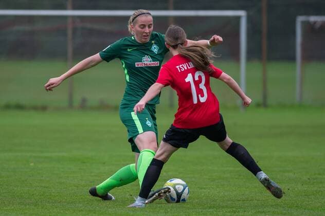 v.li.: Katharina Schiechtl (SV Werder Bremen, 9) im Zweikampf, Duell mit Julie Steckhan (TSV Limmer, 13), Fussball, DFB-Pokal der Frauen, TSV Limmer - SV Werder Bremen, xobx