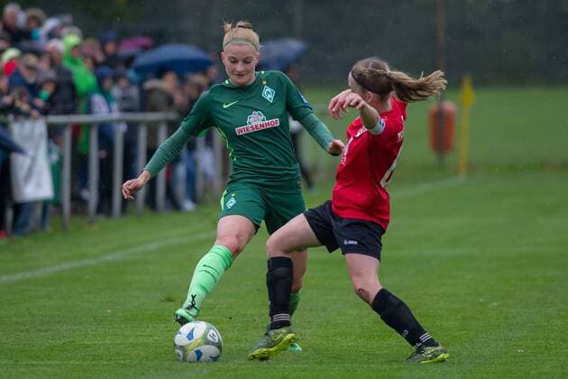 v.li.: Verena Volkmer (SV Werder Bremen, 16) im Zweikampf, Duell mit Laura-Sophie Rau (TSV Limmer, 6), Fussball, DFB-Pokal der Frauen, TSV Limmer - SV Werder Bremen, xobx