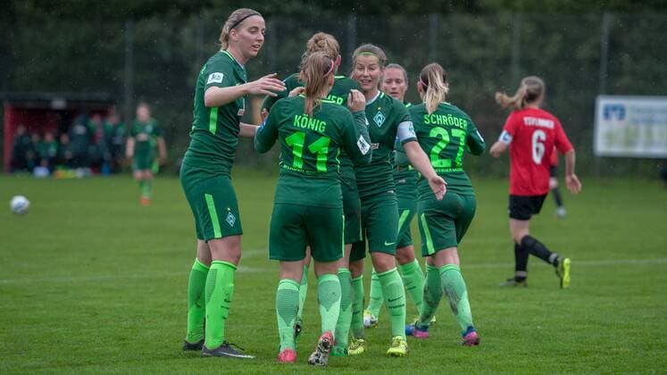 Die Spielerinnen des SV Werder Bremen mit Torjubel, Jubel, Freude über das Tor zum 0:2, Fussball, DFB-Pokal der Frauen, TSV Limmer - SV Werder Bremen, xobx