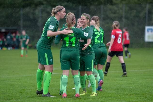 Die Spielerinnen des SV Werder Bremen mit Torjubel, Jubel, Freude über das Tor zum 0:2, Fussball, DFB-Pokal der Frauen, TSV Limmer - SV Werder Bremen, xobx