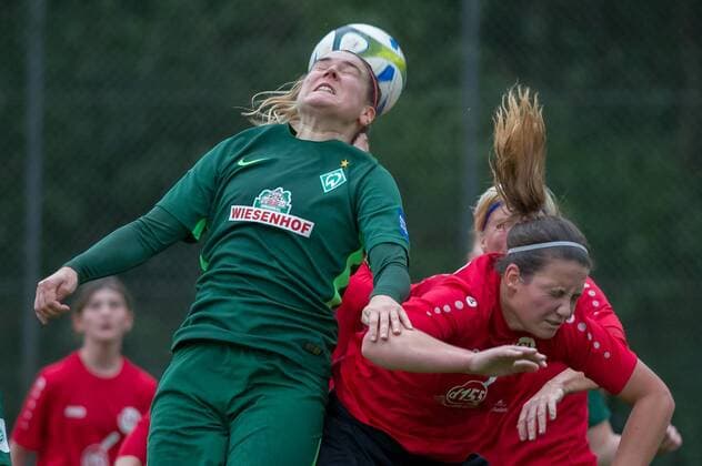 v.li.: Lisa-Marie Scholz (SV Werder Bremen, 7) erzielt per Kopfball das Tor zu 0:5, Fussball, DFB-Pokal der Frauen, TSV Limmer - SV Werder Bremen, xobx