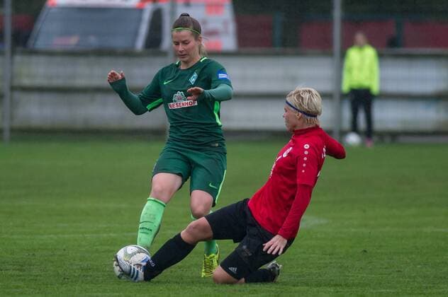 v.li.: Marie-Louise Eta (SV Werder Bremen, 6) im Zweikampf, Duell mit Yvonne Tünnermann (Tuennermann, TSV Limmer, 21), Fussball, DFB-Pokal der Frauen, TSV Limmer - SV Werder Bremen, xobx