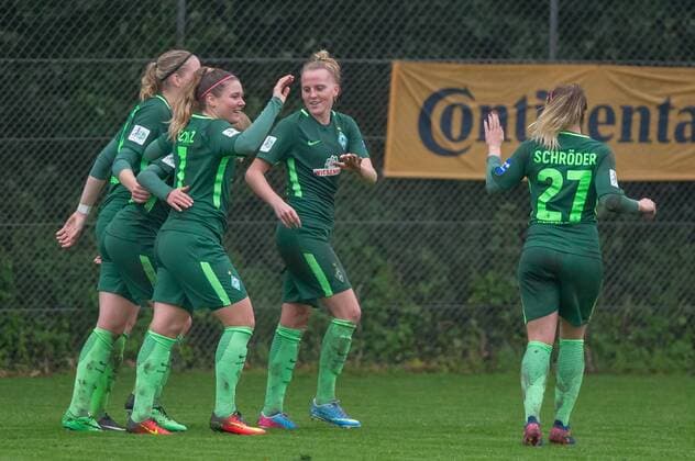 Die Spielerinnen des SV Werder Bremen mit Torjubel, Jubel, Freude über das Tor zum 0:6, Fussball, DFB-Pokal der Frauen, TSV Limmer - SV Werder Bremen, xobx