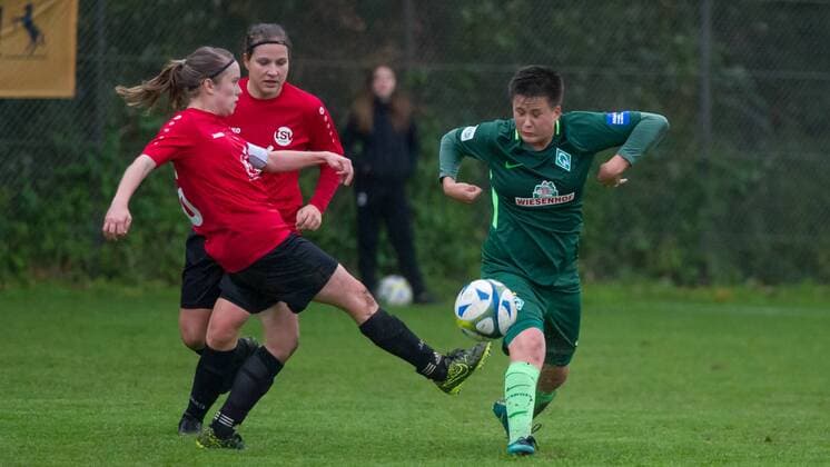 v.li.: Laura-Sophie Rau (TSV Limmer, 6) im Zweikampf, Duell mit Nora Clausen (SV Werder Bremen, 40), Fussball, DFB-Pokal der Frauen, TSV Limmer - SV Werder Bremen, xobx