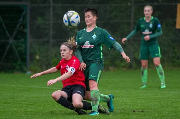 v.li.: Laura-Sophie Rau (TSV Limmer, 6) im Zweikampf, Duell mit Nora Clausen (SV Werder Bremen, 40), Fussball, DFB-Pokal der Frauen, TSV Limmer - SV Werder Bremen, xobx