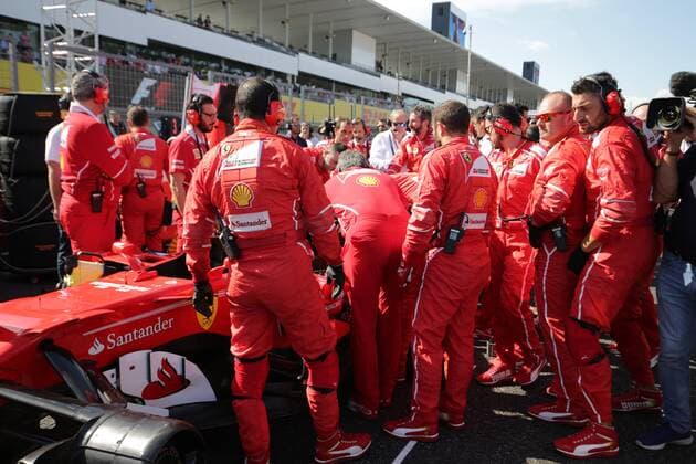 08.10.2017- Race, Ferrari mechanics try to fix Sebastian Vettel (GER) Scuderia Ferrari SF70H problem on the grid Japanese Grand Prix, Suzuka 05 - 08 October 2017 08.10.2017- Race, Ferrari mechanics try to fix Sebastian Vettel (GER) Scuderia Ferrari SF70H problem on the grid 