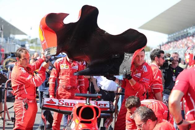Bilder des Tages - SPORT 08.10.2017- Race, Ferrari mechanics try to fix Sebastian Vettel (GER) Scuderia Ferrari SF70H problem on the grid Japanese Grand Prix, Suzuka 05 - 08 October 2017 08.10.2017- Race, Ferrari mechanics try to fix Sebastian Vettel (GER) Scuderia Ferrari SF70H problem on the grid 
